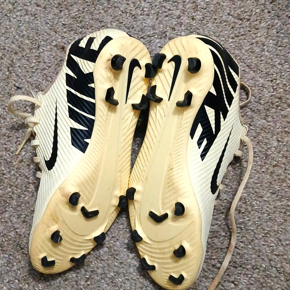 Nike Soccer Shoes - Picture 3 of 4